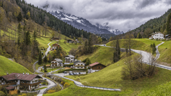 dorflandschaft mit verschneiten Bergen im Hintergrund