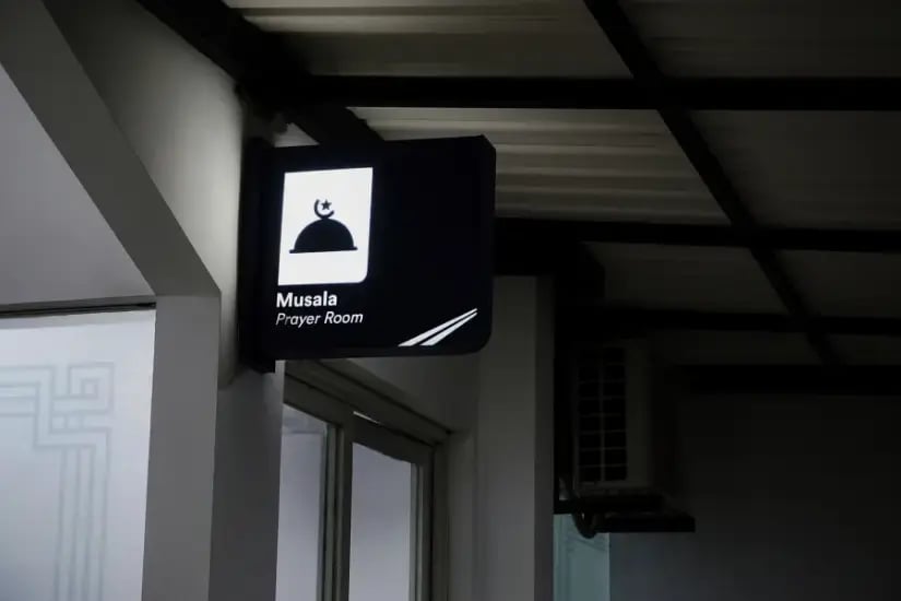 Hinweisschild zu einem muslimischen Gebetsraum in einer Pflegeeinrichtung